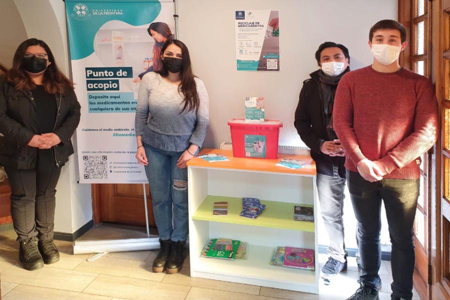 Equipo junto a un punto de acopio de medicamentos
